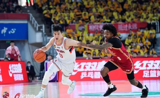 阿不都15分新疆胜青岛郭艾伦27+12广州负山西的简单介绍