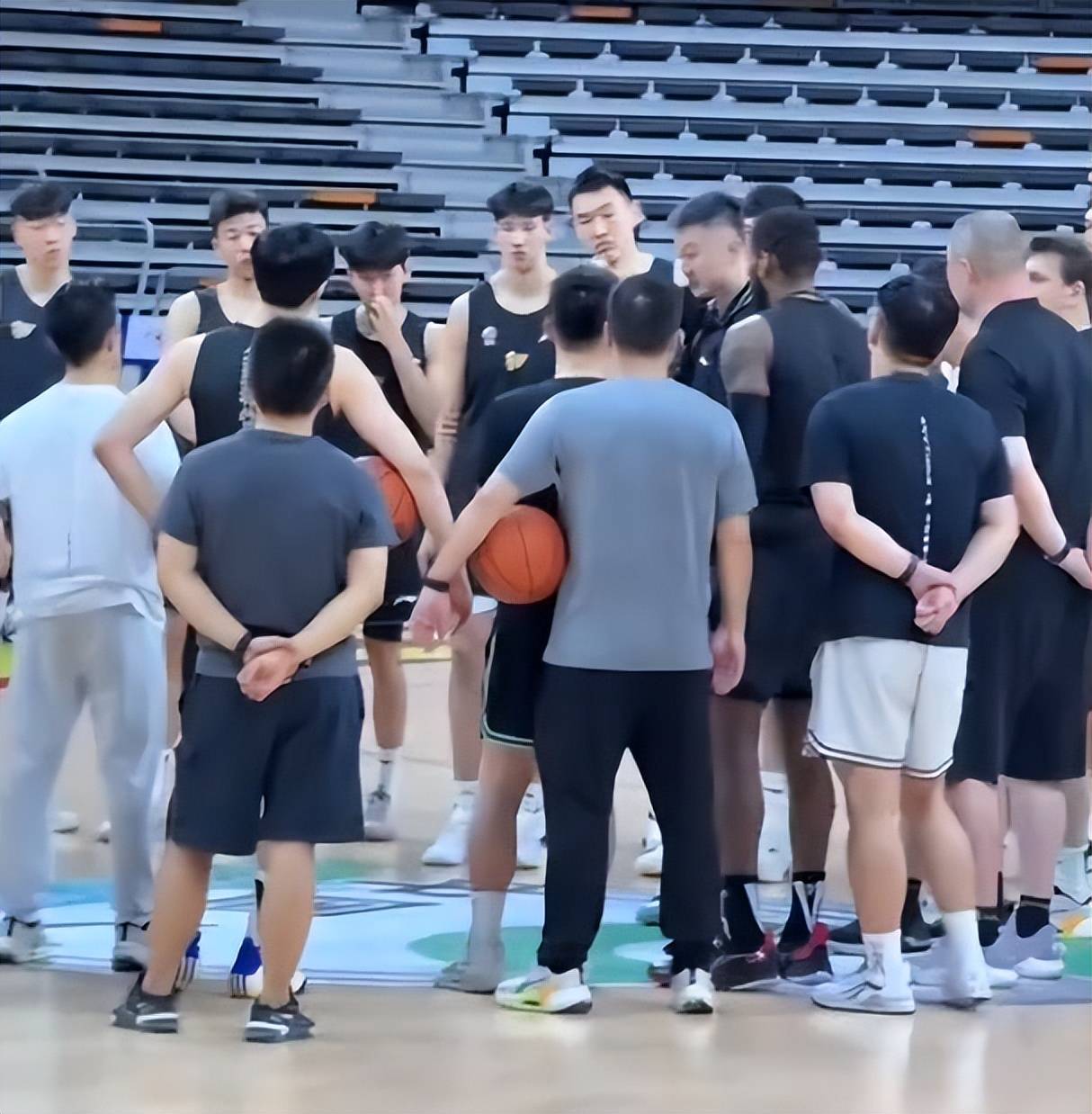 广东两场热身赛惨败64分！杜锋脸色铁青，还说全运会冠军稳了吗