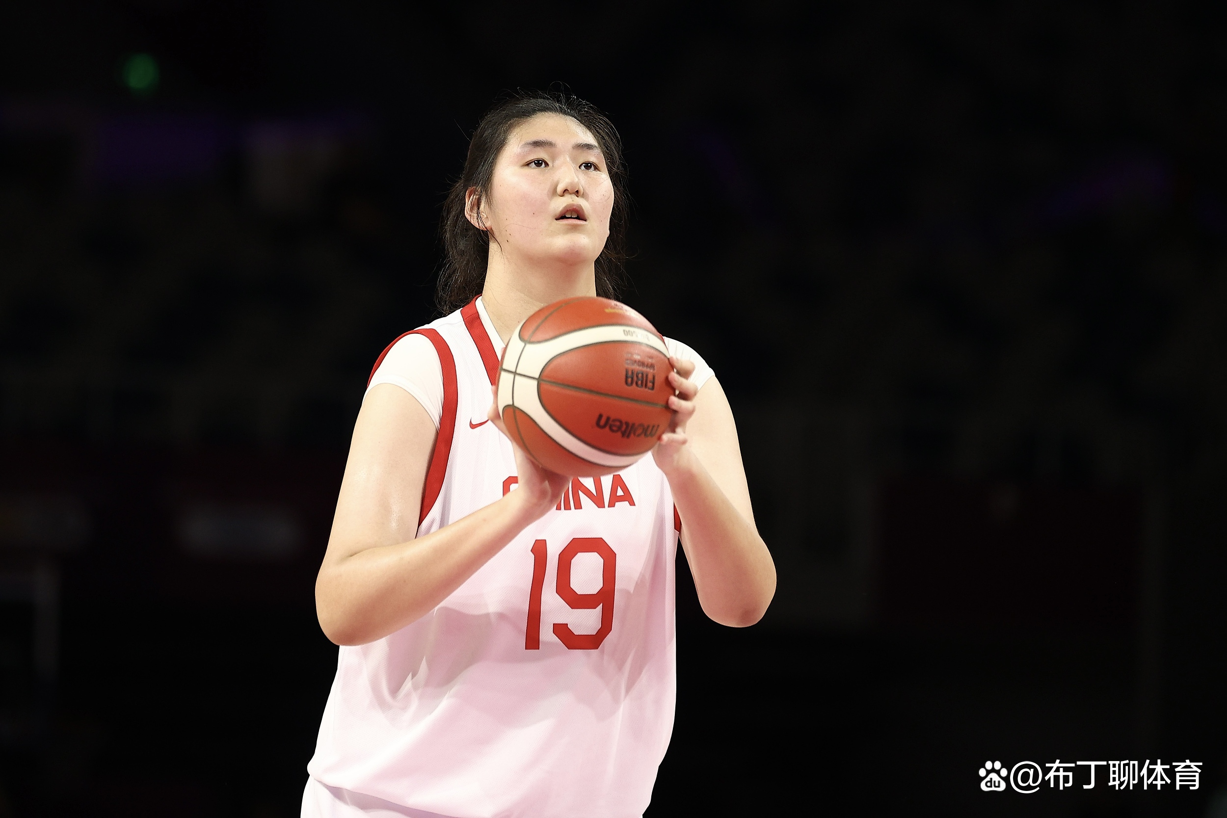 关于篮板第1+得分第4!中国女篮18岁新星崛起:场均19+10真猛的信息